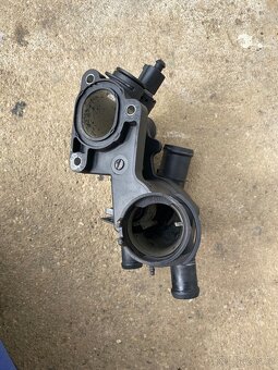 Pouzdro termostatu Volkswagen golf 4 - 2