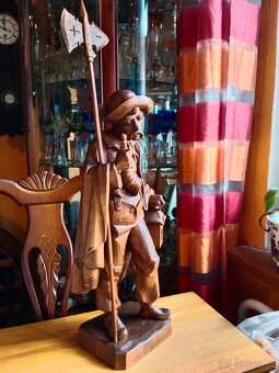 Hezká, větší stará vyřezávaná socha - ponocný, cel - 2