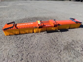 Mechanické zametací zařízení s upnutím na lopatu, vidle, tuz - 2