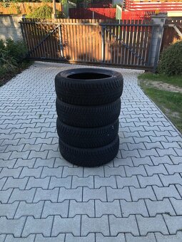 Pneu 215/55 R17 - 2