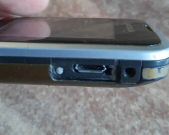Starý mobil Nokia C1-01 - 2