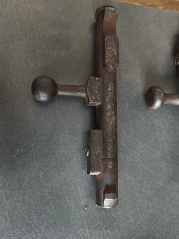 Starožitné závěry na pušku a pistolka. - 2