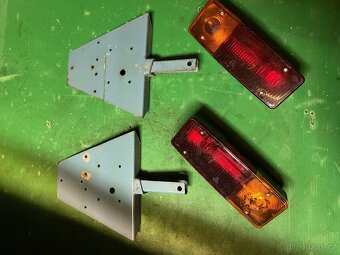 zadní světla, pravé a levé s osv. spz + držáky - 2