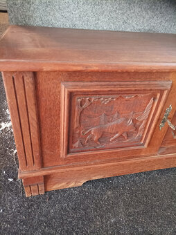 Starší vyřezávaná komoda - 2