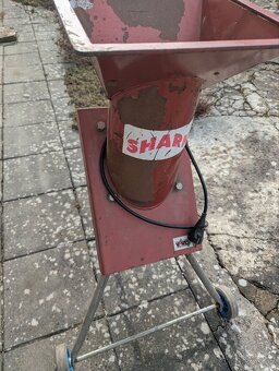 Shání tu nekdo drtič větví? - 2