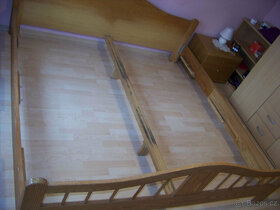 Masivní postel 2m x 2m včetně 2x rošt a 2x matraze - 2