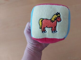 LÁTKOVÁ KOSTKA PRO NEJMENŠÍ 7 CM - 2