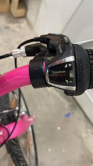 Růžový holčičí kolo značky Specialized - 2