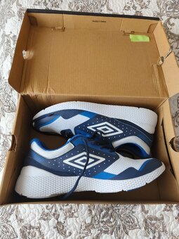 Sálovky Umbro pánské velikost 44,5, nové nepoužité - 2