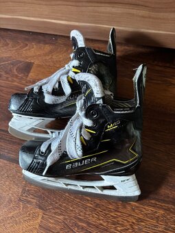 Brusle Bauer Supreme M40 S24 YTH - 2