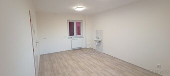 Pronájem provozovny s umyvadlem a vlastním WC - 2