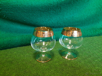 Dva skleněné panáky s výrazným zlatým okrajem - 2