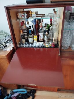 Kredenc ořechová dýha - 2