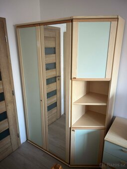 Šatní skříň se zrcadlem - 2