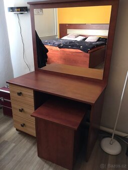 Kosmetický (toaletní) stolek se zrcadlem a taburetem - 2