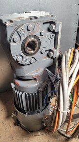 Elektromotor s prevodovkou a brzdou - 2