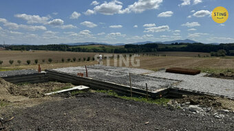 Prodej pozemku 1400 m2 s projektem a hotovými základ, 132492 - 2