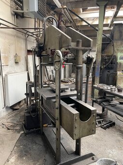 Hydraulický lis CDM 80 včetně menšího ručního lisu LRH 2 - 2