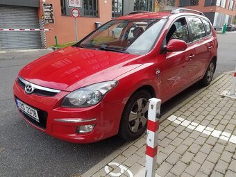 Hyundai i30 CW 1.6 CRDI 66kW kombi A/C + zimní pneu - 2