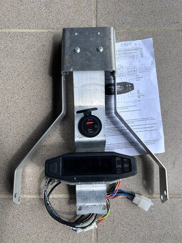 Digitální tacho na Yamaha TT600R a zásuvka 12V - 2