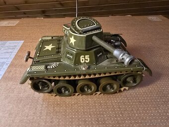 Krasna hračka tank Gama - 2