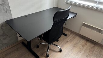 Elektrický nastavitelný stůl + otočná kancelářská židle - 2