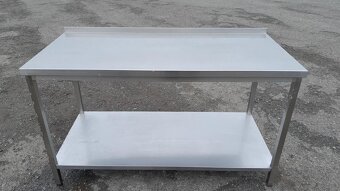 Nerez stůl 150x70x85-90 cm se spodní polici a lemem. - 2