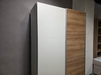 Nová zašupovací skříň 2 dveře bílohnědá - 2