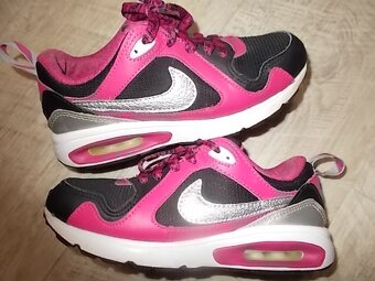 DIVČÍ BOTASKY NIKE VEL- 31.5 TOP STAV - 2