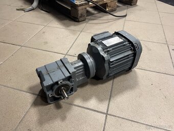 Elektromotor s úhlovou převodovkou SEW W37/DRP90M4/Z - 2