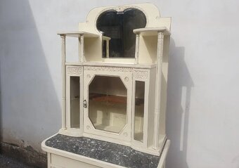 STAROŽITNÁ KREDENC PO CELKOVÉ RENOVACI - 2