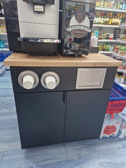 kavovar a stůl na coffee to go - 2