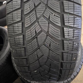 Prodám zimní 2ks pneu 235/55/17 - 2