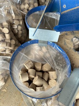 Dubové brikety - pytle 25 kg - 2