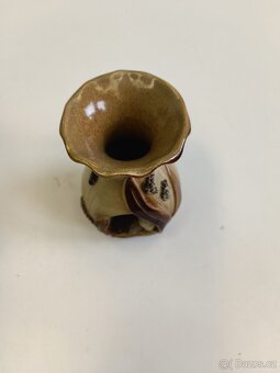 Keramická vázička s plastickým dekorem a „jeskyňkou“ - 2