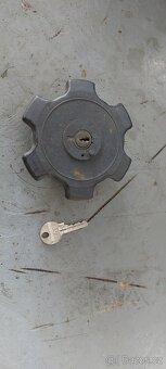 víčko nádrže - 2