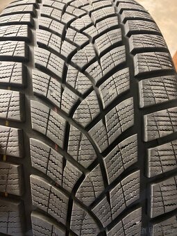 255/45 r20 zimni Good year - 2
