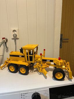 Silniční shrnovač Caterpillar - Bruder 2436 - 2