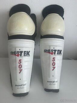 Chrániče holeni Sher-Wood . Velikost 16 - 2