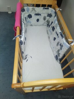 Dřevěná dětská postýlka k posteli s výbavou, perfektní stav - 2