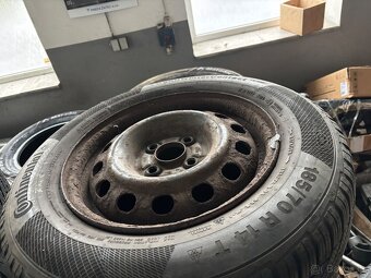 Prodám zimní pneu Continental 185/70 R14 s disky 4x100 - 2