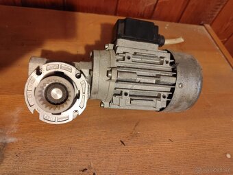Elektromotor s úhlovou převodovkou - 2
