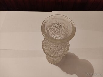 Skleněná váza s plastickým dekorem - 2