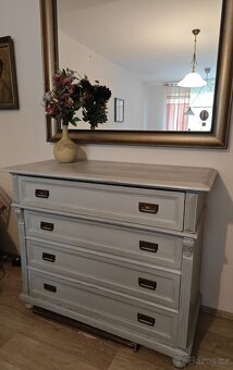 Starožitná dřevěná komoda - 2