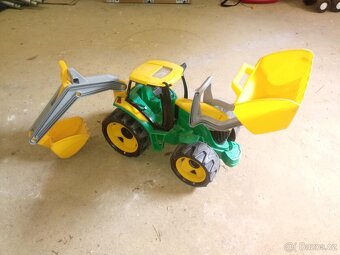 Lena Traktor se lžící a bagrem - 2