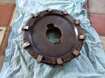 FRÉZOVACÍ HLAVA - 2