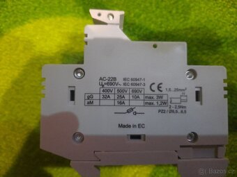 Pojistkový odpínač Schrack VL010 3P - 2