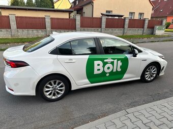 Prodam Toyota Corolla 1,8 HYBRID automat rv 2022 - 2