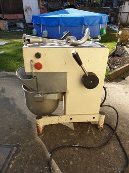 Kuchyňský robot hnětač - 2