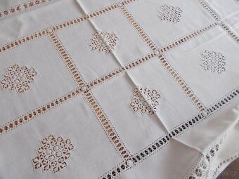 Ručně vyšívaný lněný ubrus - 2